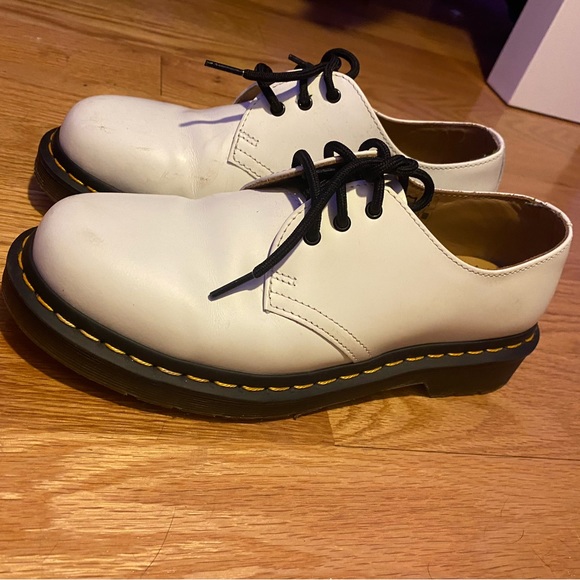 DR MARTEN SHOES, white leather oxfords, size 7. - Picture 1 of 11